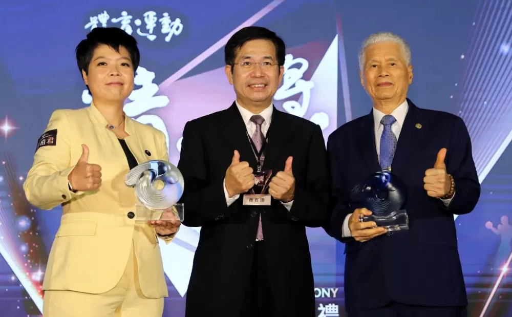 教育部部長潘文忠(中)頒發終身成就獎得主張朝國先生(右)，及特別獎得主劉柏君女士(左)。