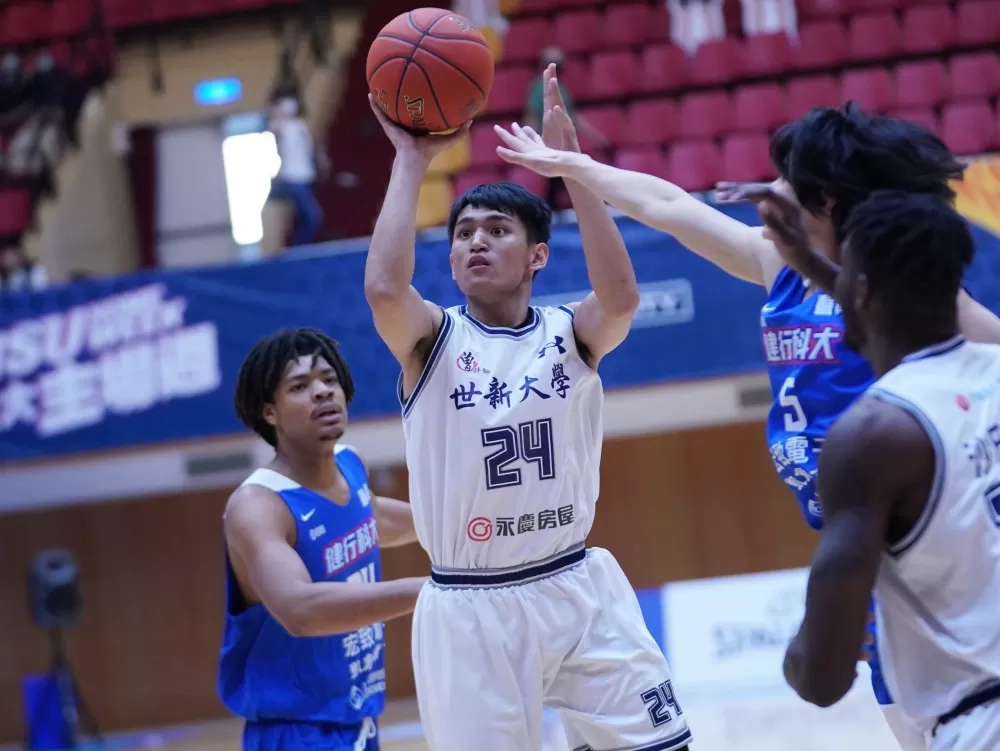 世新大學簡賀宇本季首度雙十,10分10籃板另有6助攻。
