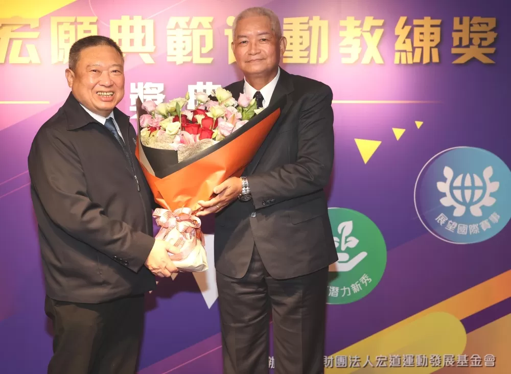 林鴻道(左)頒宏願獎給潘瑞根。