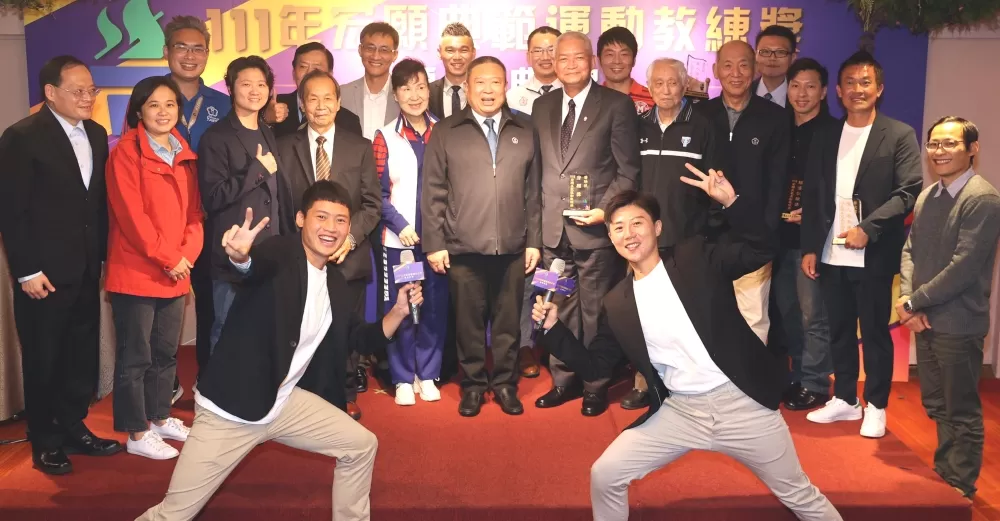 潘瑞根獲頒宏願獎,湯智鈞(前排)和雷千瑩再次攜手主持教練獎。中華奧會提供。下同。