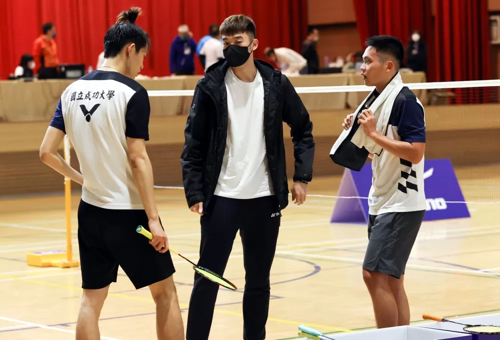 奧運國手王齊麟(中)於男雙賽事現身指導胞弟王齊碩(左)。