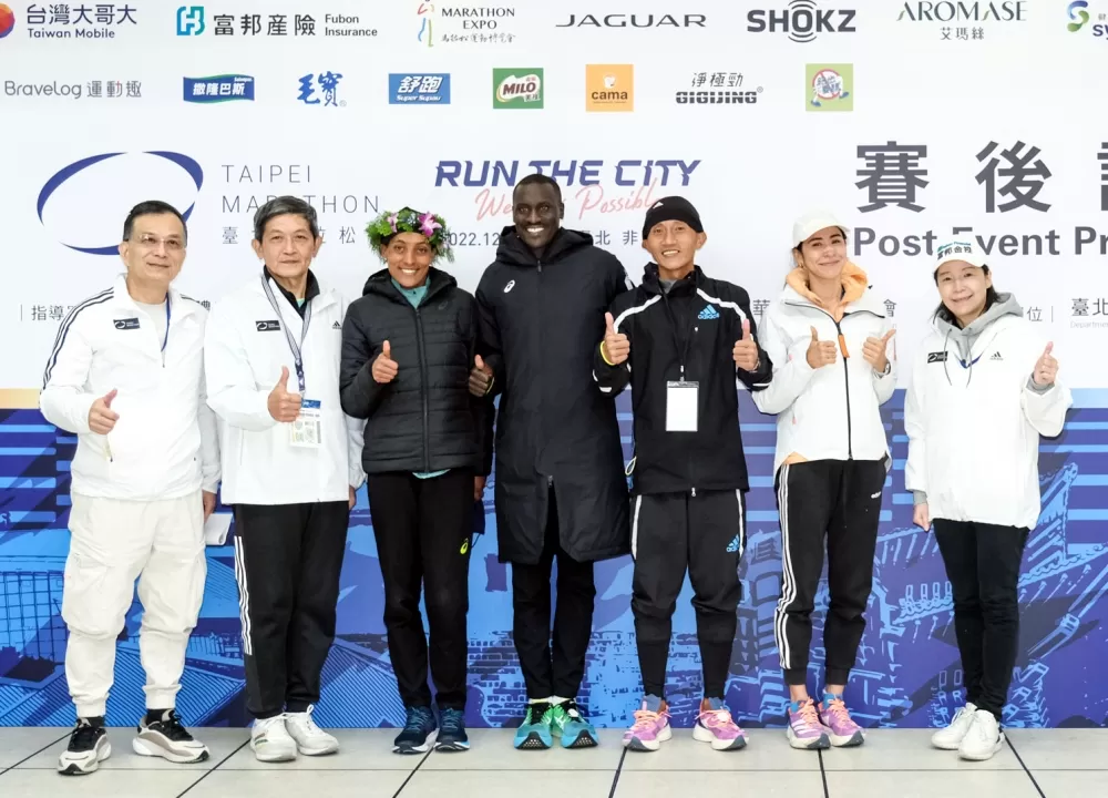 馬拉松國內、國外男女子冠軍與主辦單位合影留念。
