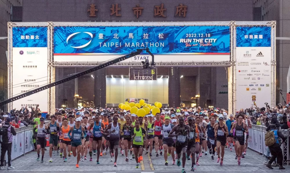 今晨低溫無雨的天氣中，2萬8千名跑者一起奔向後疫情時代的新生活。