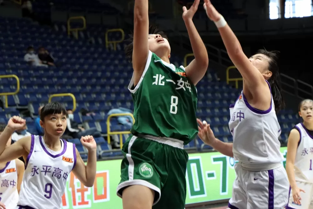 北一高三中鋒陳妍安21分、10籃板「雙十」。