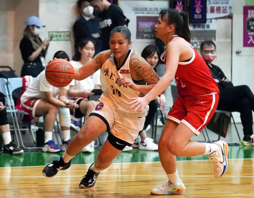 永仁高一菜鳥陳薇涵14分、8籃板，