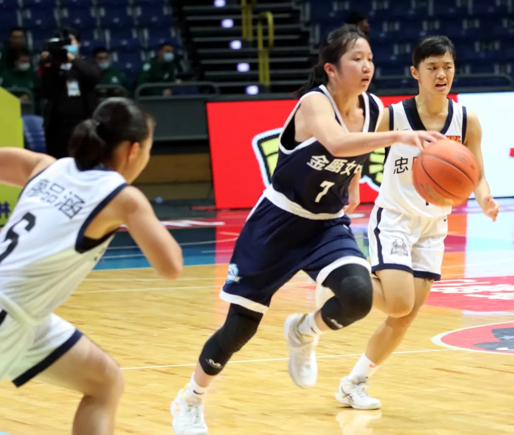 金甌 高三「一姊」郭又瑄21分、13籃板「雙十」。高中體總提供。下同。