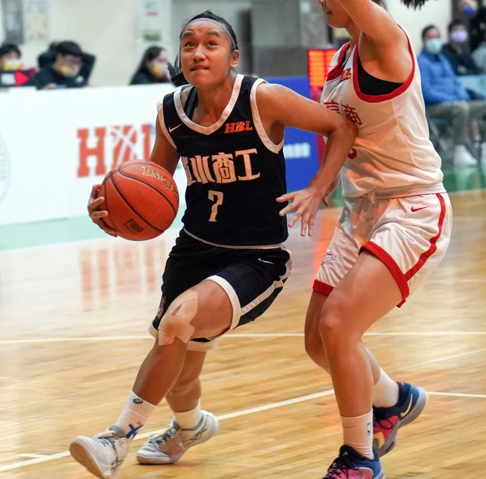 淡商上季冠軍賽MVP後衛李恩芯三分球2投中2拿13分。