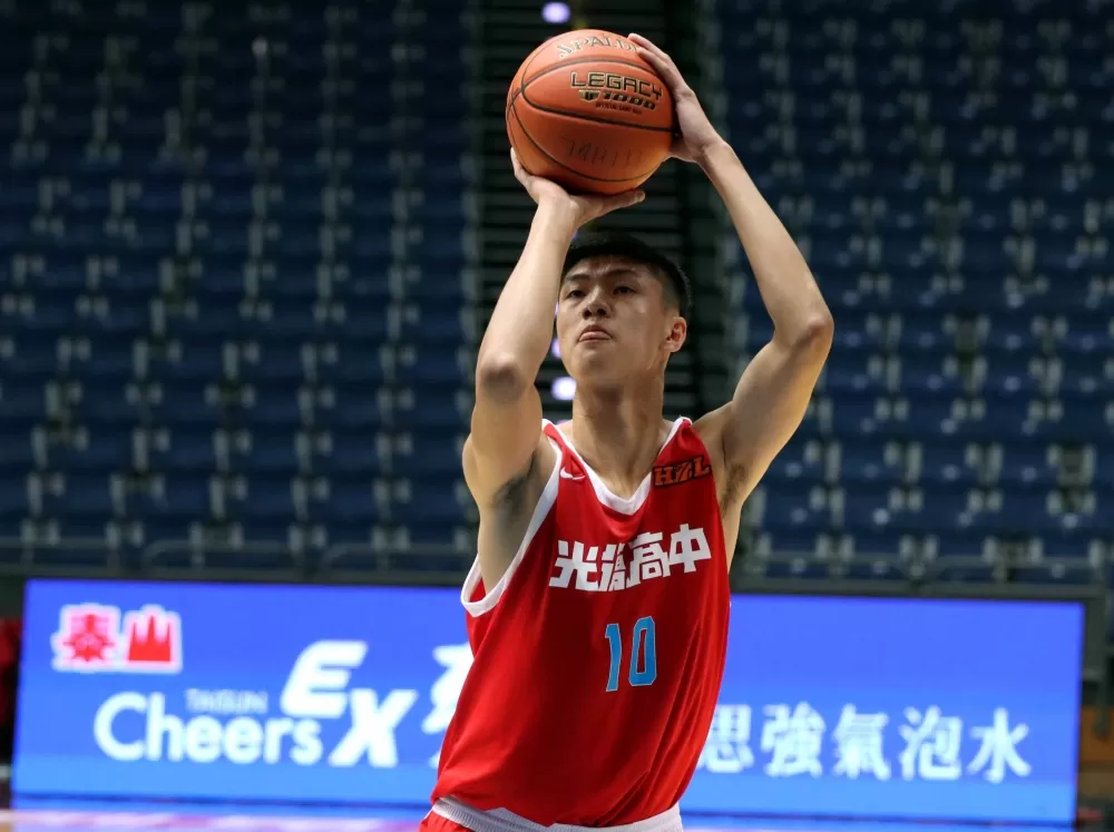 光復205公分中鋒中鄭名斈 23分、13籃板「雙十」。