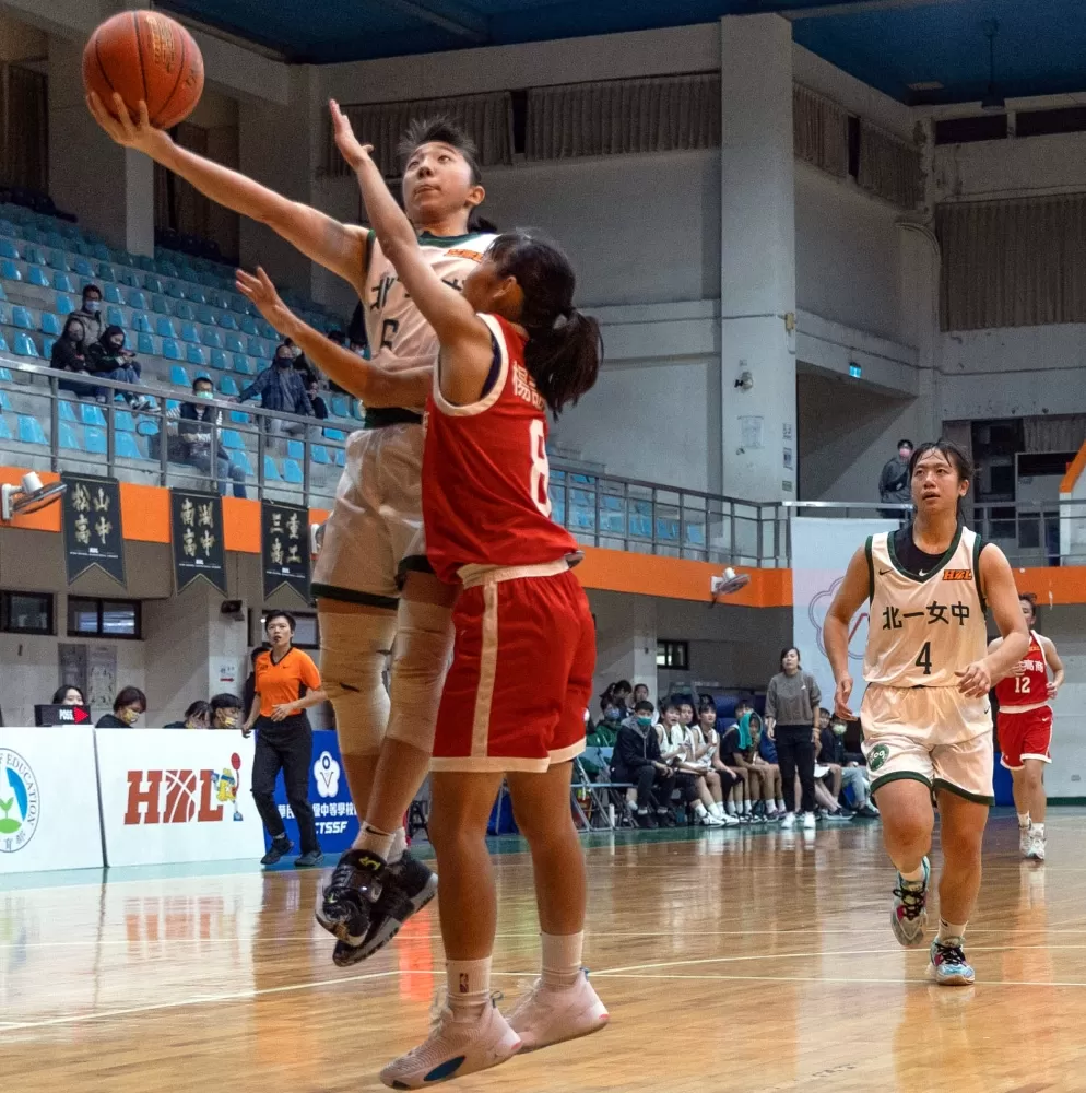 北一女王詩涵 切入挑籃。