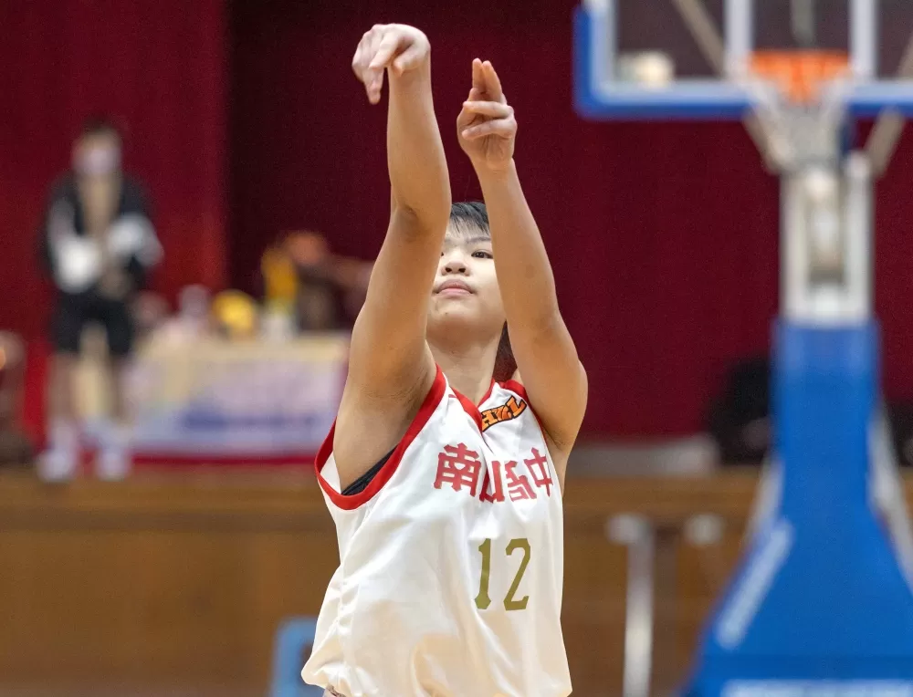 南山高三中鋒張家瑄21分、13籃板「雙十」。