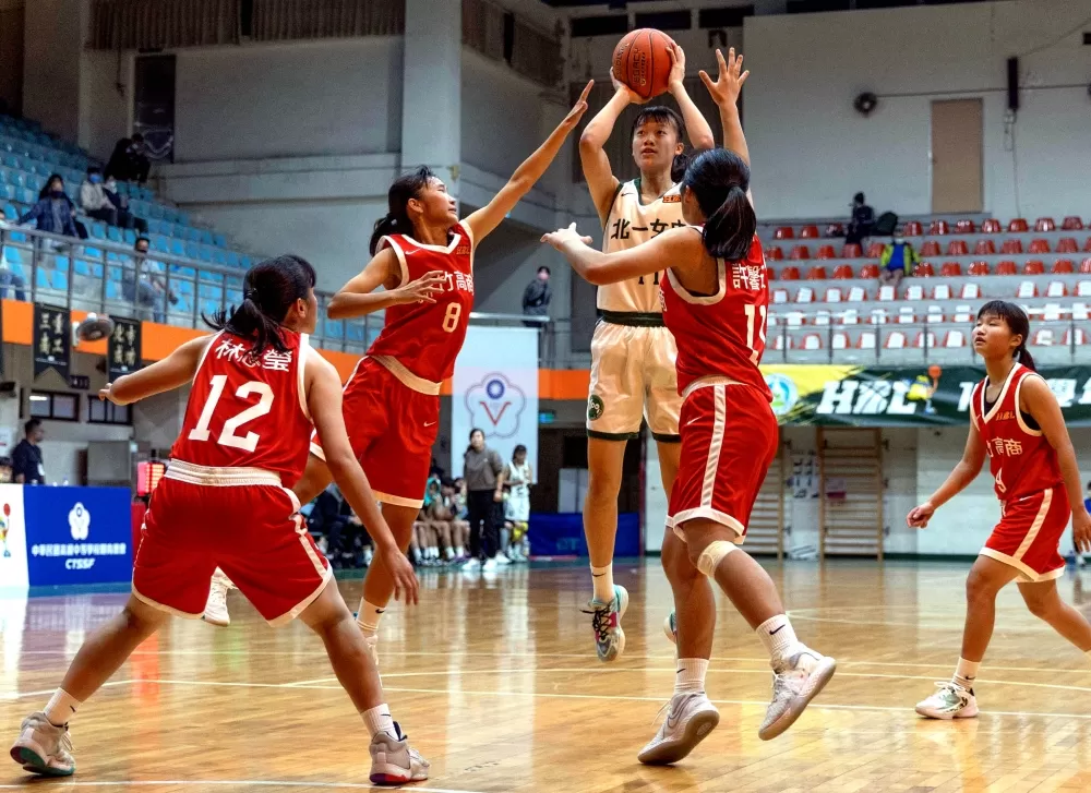 北一女黃子芸突破竹商3人包夾跳投，她拿16分及生涯最多17籃板2度「雙十」。高中體總提供。下同。