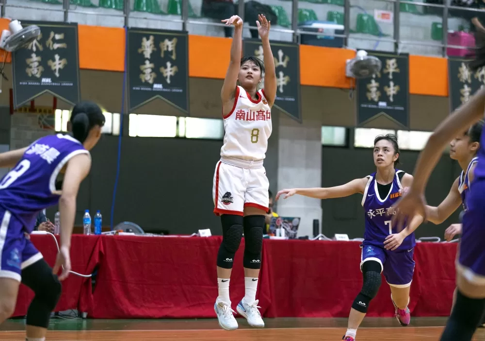 南山高一菜鳥葉侑璇飆3記三分彈拿13分。