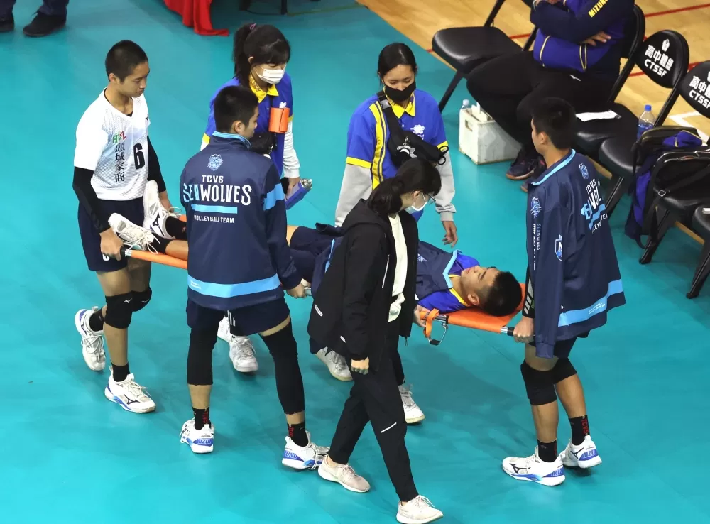 頭城家商黃奕軒受傷被抬下場。林嘉欣／攝影。