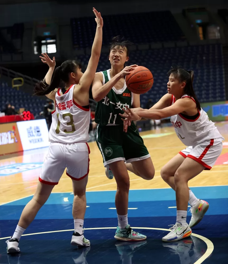 19分、8籃板北一女黃子芸被南山包夾。