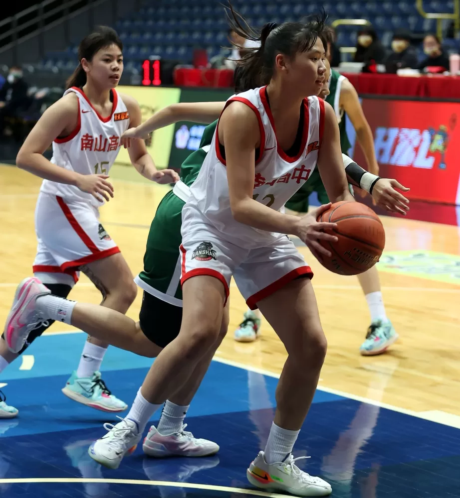 南山高三中鋒張家瑄21分、12籃板「雙十」。