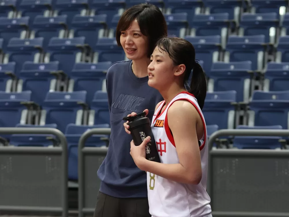 南山新助教劉家秀予高一菜鳥葉侑璇面授機宜。