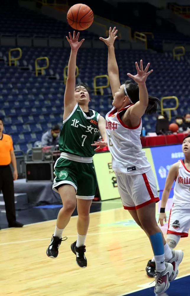 北一女鍾欣旂13分。