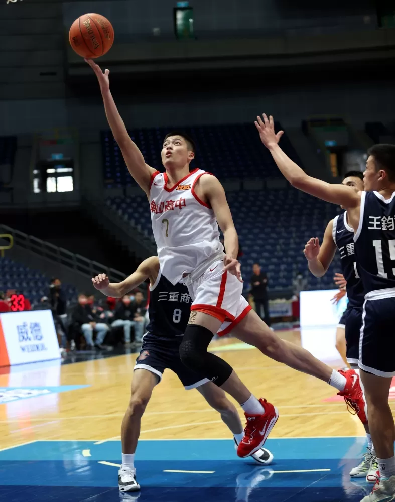 南山射手葉惟捷切入挑籃。