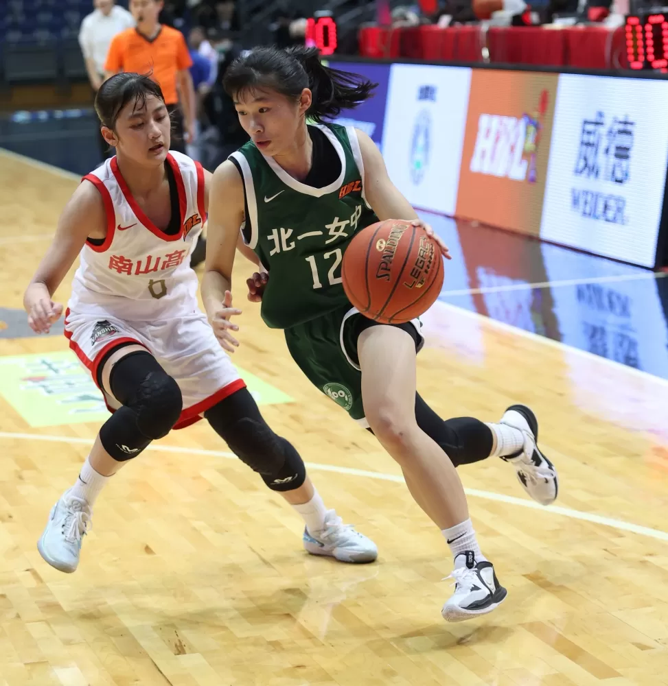 南山女籃射手葉侑璇貼身防守北一女張嘉凌。