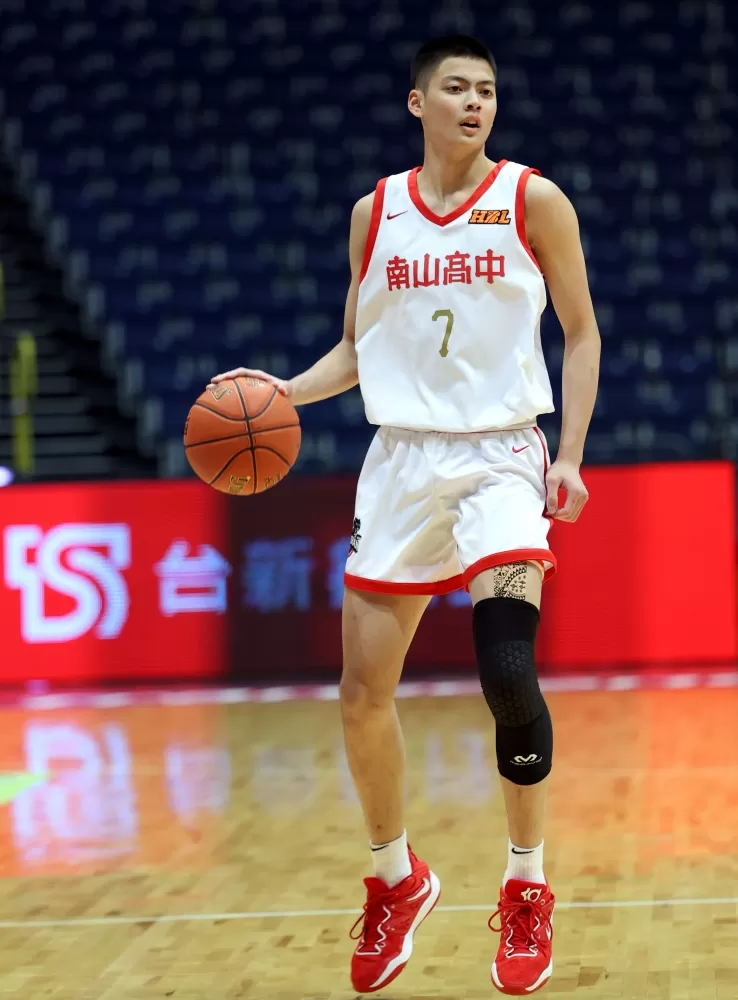 南山195公分高三「高砲台」射手葉惟捷三分球9投中5拿23分。