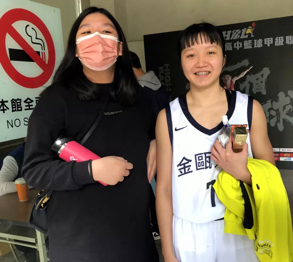 金甌唯一高三「一姊」隊長郭又瑄昔日高市七賢國中教練葉念樺來探班。