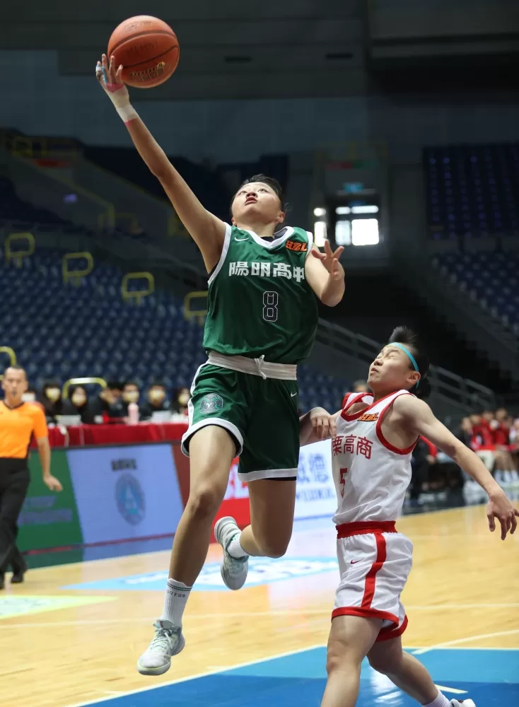 陽明鄭莉萱飛身上籃。