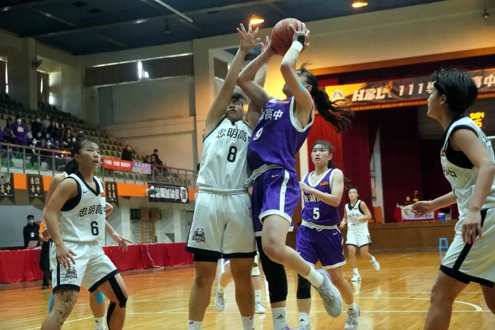 南湖高一菜鳥徐郁婷挺著背抓傷貢獻13分、15籃板首度「雙十」。