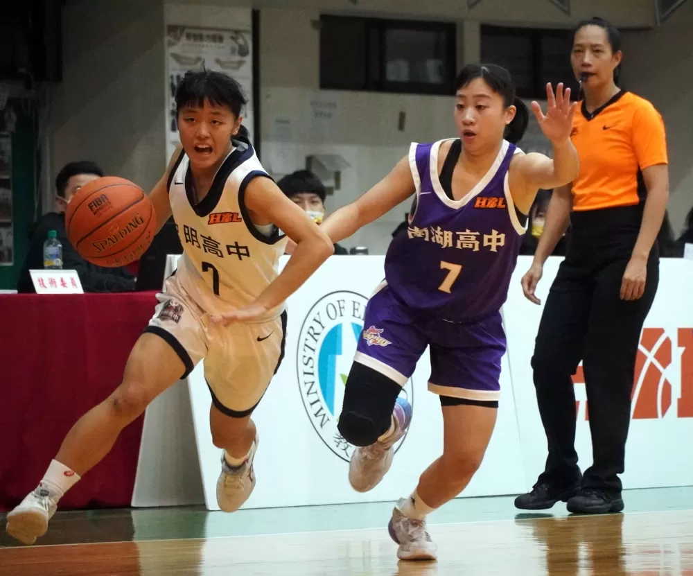 拿14分的忠明陳美秀（左）摃上南湖連容纓。