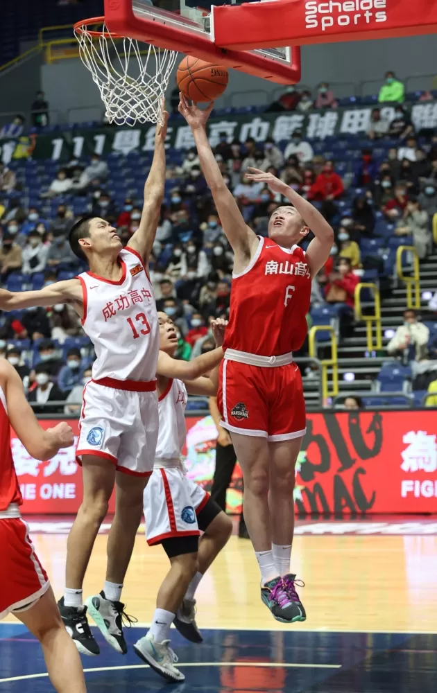 李譽宸 10分20籃板助南山晉八強。