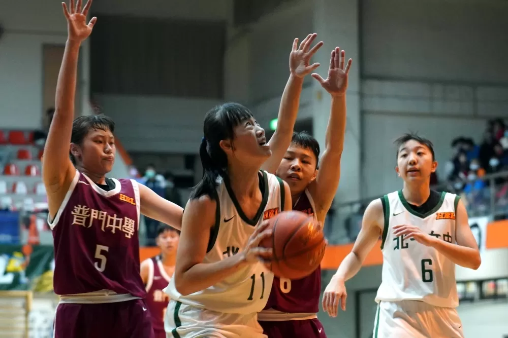 各得13、10分的普門邱子芸（左）、陳妤瑩（右2）包夾拿17分的北一黃子芸。