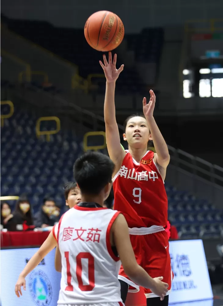 南山高三「一姊」劉芳瑜飆5記三分彈得17分。