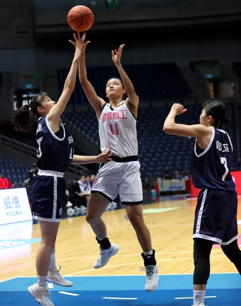 「無解中鋒」蕭豫玟32分、24籃板2度「30、20」淡商連30季晉八。