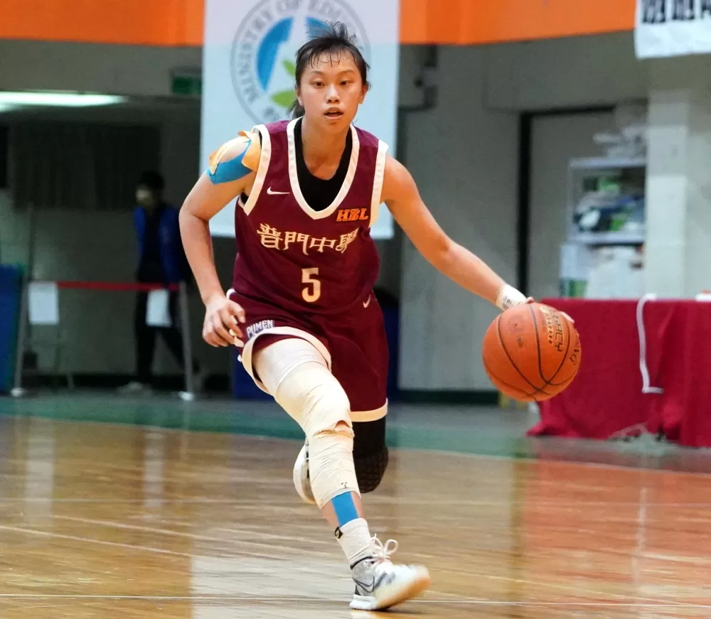 普門高三隊長邱子芸運球推進。