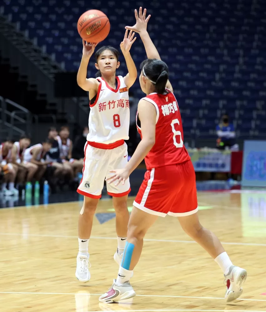 竹商唯一高三「一姊」隊長楊語蓁，三分7投中3拿23分，預賽個人最多。