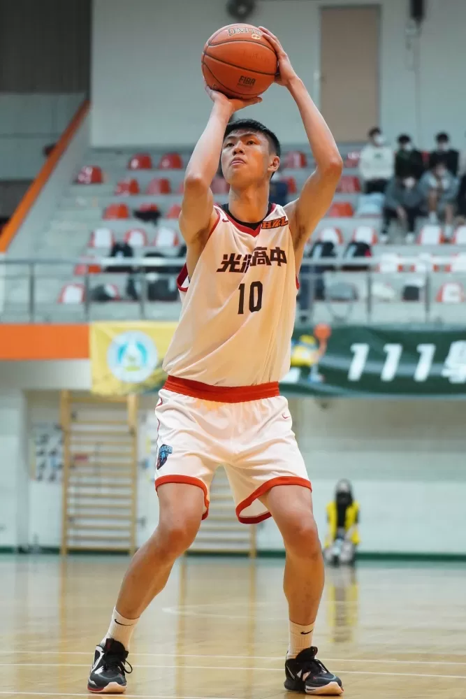 光復中鋒鄭名斈 21分、14籃板，複賽4戰3度「雙十」。