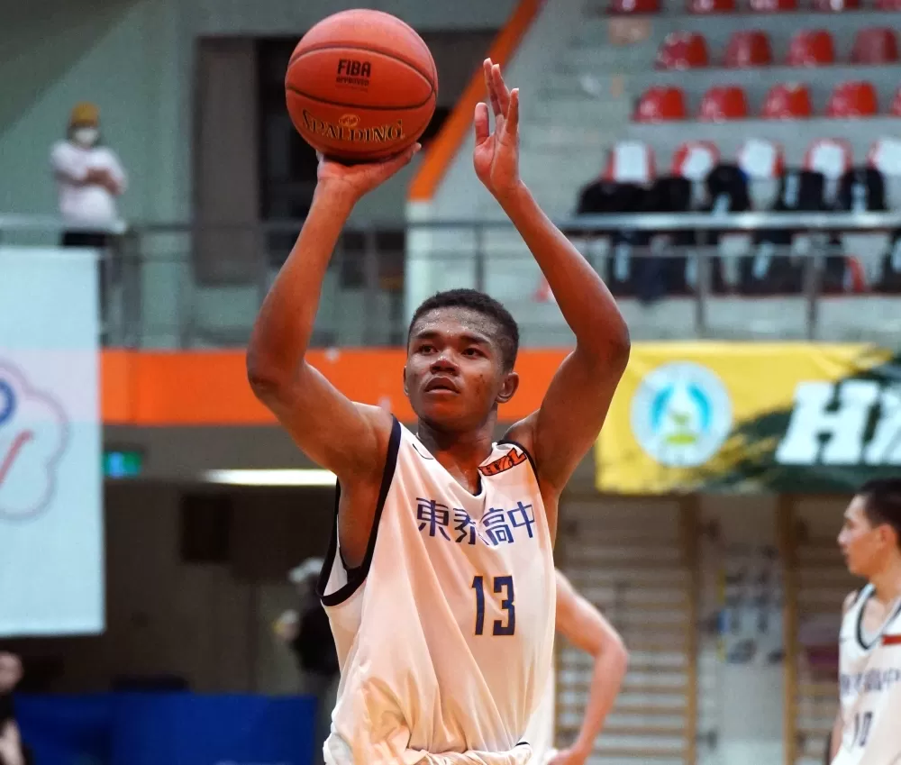 東泰奈及利亞、台灣混血王子歐士綸14分、14籃板首度「雙十」晉八。