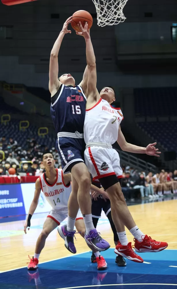 能仁傅雋堯15分9籃板。