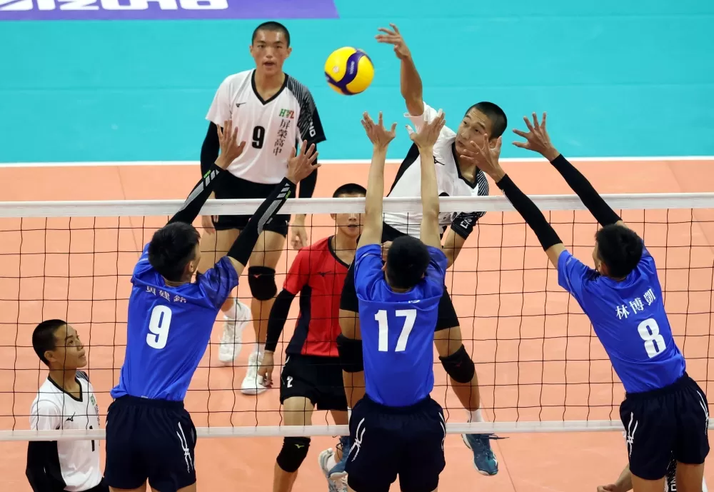 屏榮高中攻擊，內湖高中出動三人聯防。林嘉欣／攝影。