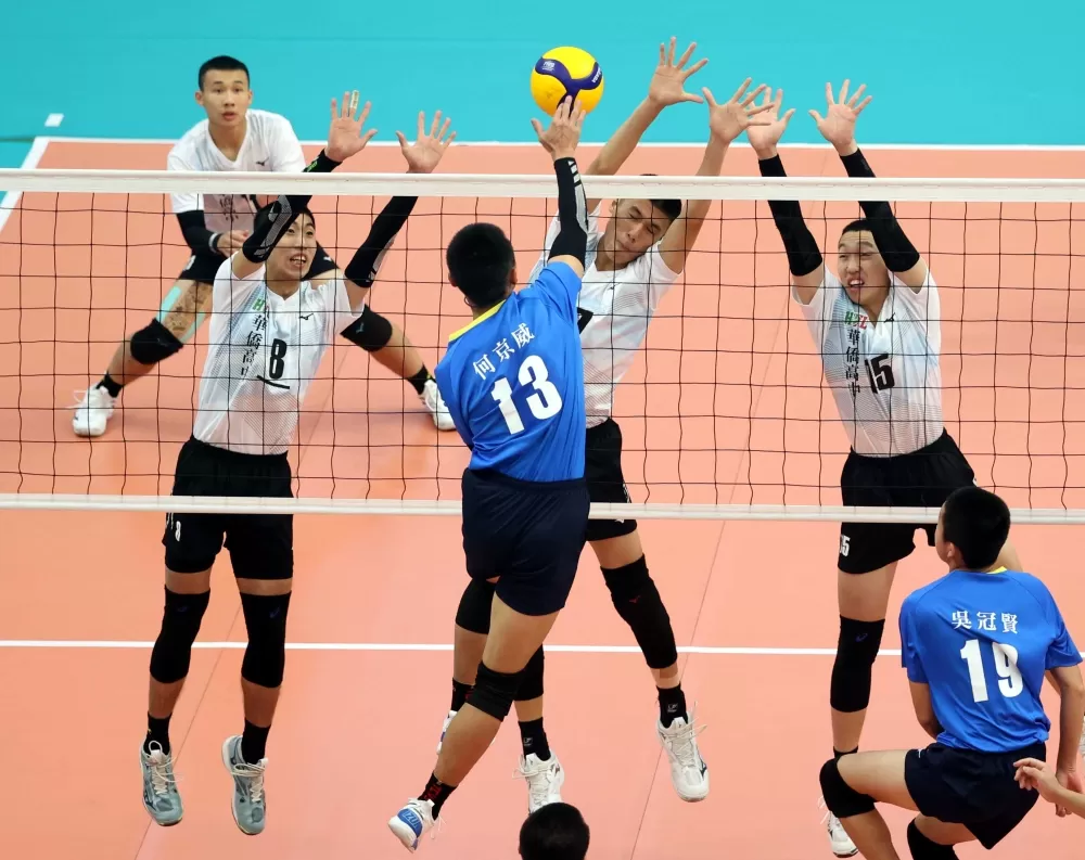 華僑高中三人六手聯防。林嘉欣／攝影。