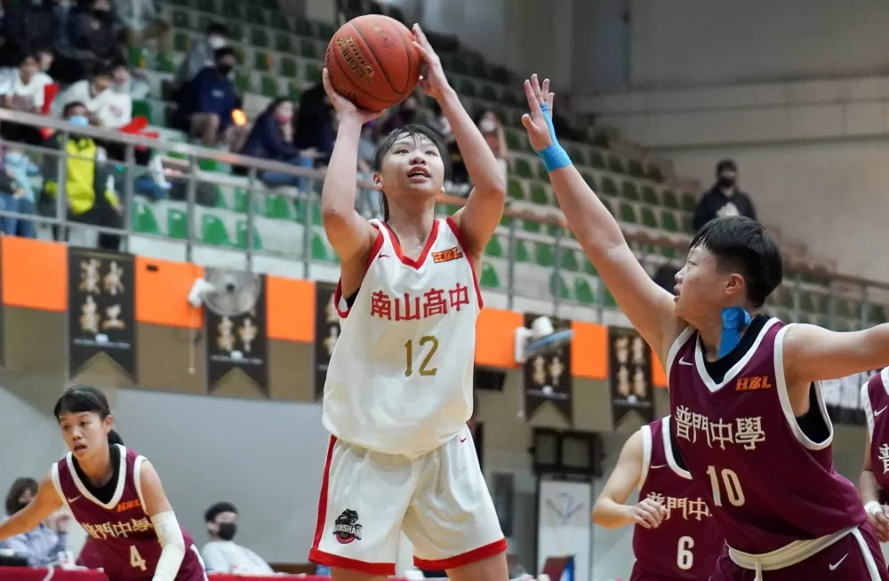 南山張家瑄攻下生涯新高27分、本季最多的15籃板，連5場「雙十」。