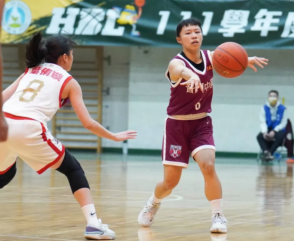 普門高二射手陳妤瑩2記三分球拿13分。