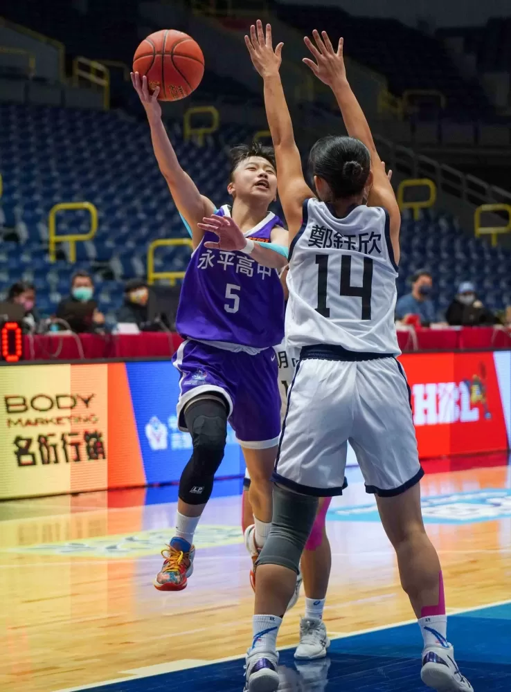 永平李玟萱三分球 11投中3拿15分、7籃板、5助攻。