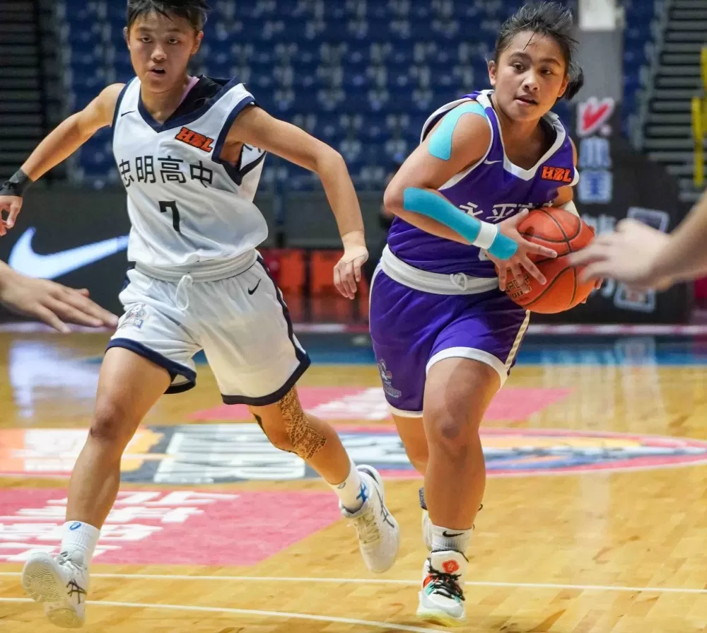 永平高二後衛翁婕怡運球推進。