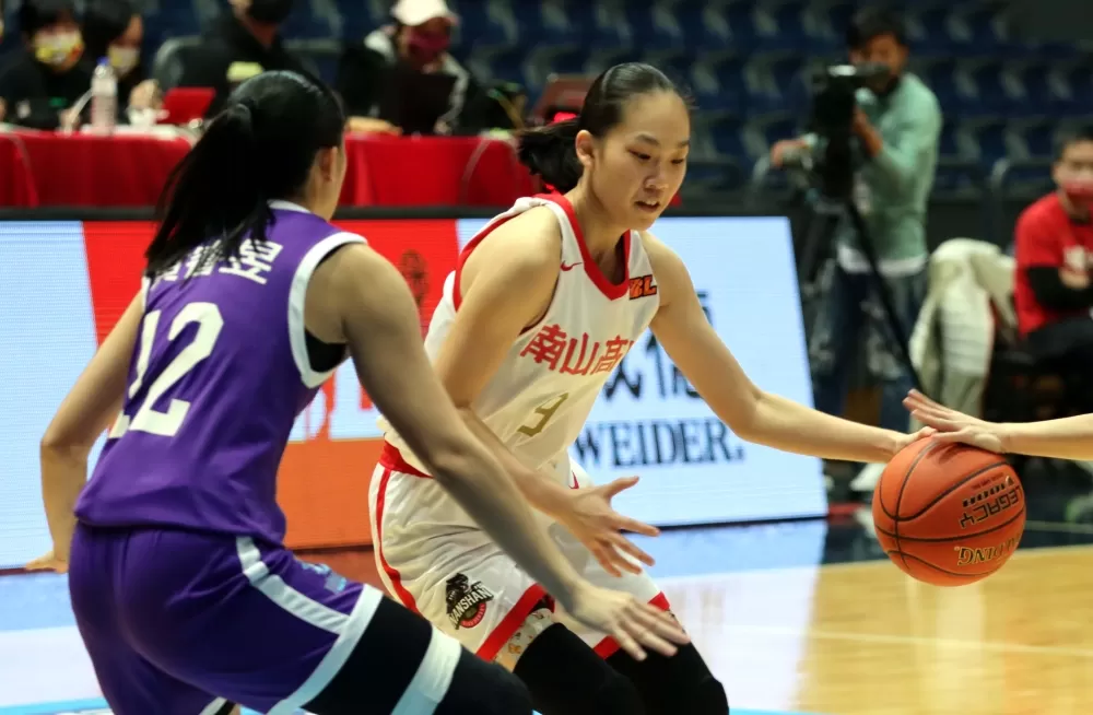南山高三「一姊」劉芳瑜2記三分球12分。