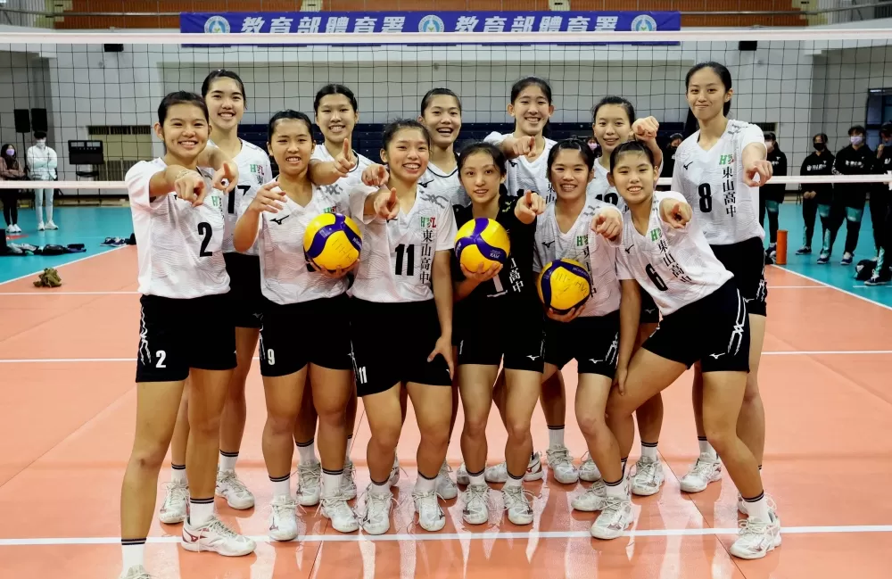 東山高中女排豪取五連勝在複賽封后超開心。林嘉欣/攝影。