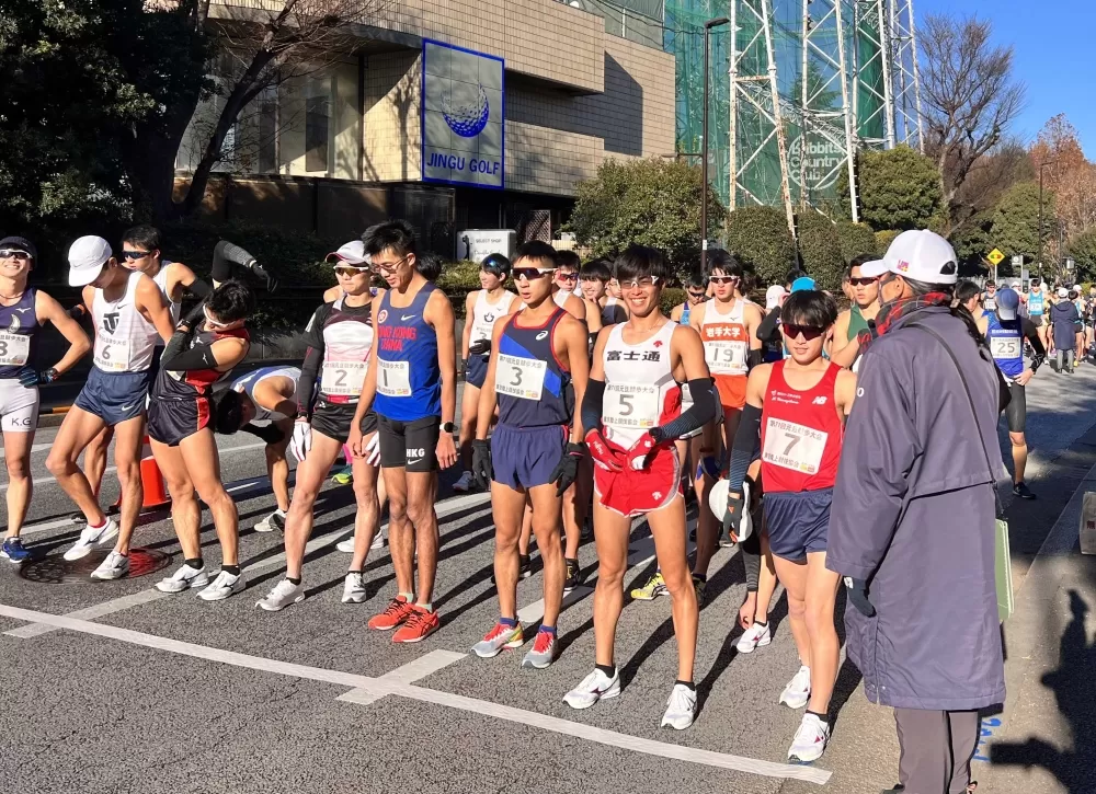 許嘉維( 3號)在東京元旦競走賽破全國達標亞運。許績勝/提供。