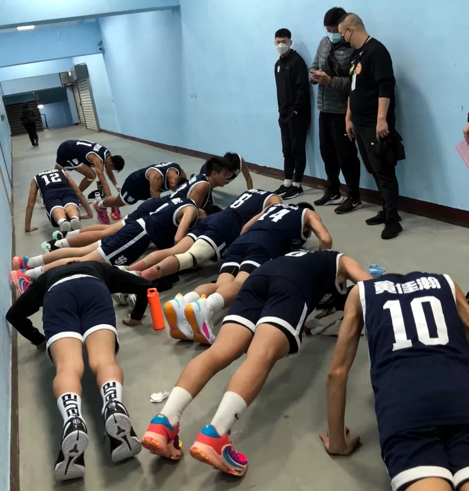 衛冕金華跨季21連勝但態度不積極賽後被教練罰伏地挺身。