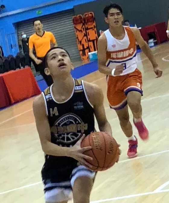 自強吳瑞恩切入上籃。