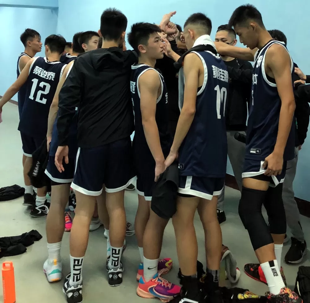 罰做伏地挺身後衛冕軍金華相互擊掌、重現氣勢。