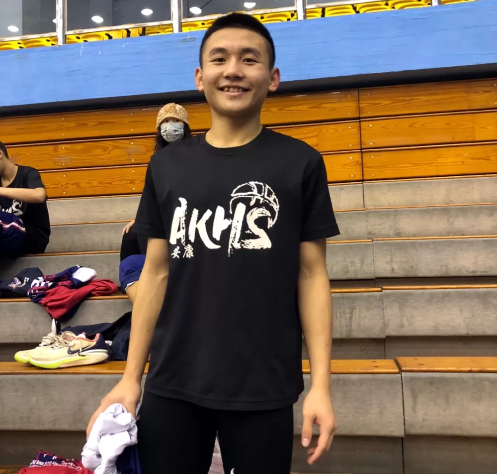 安康何重賢緊貼高他10公分的神岡射手黃瀚陞，成功客串防守大鎖。